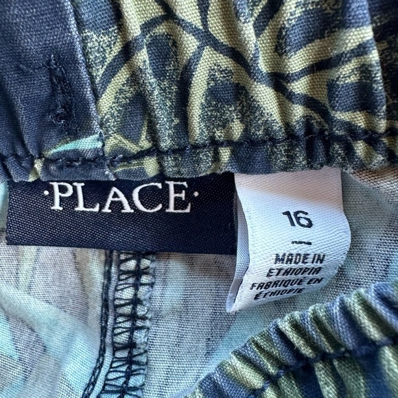 Children’s Place Boys Navy Blue Tropical Print Cotton Shorts Size 16 - Picture 4 of 4